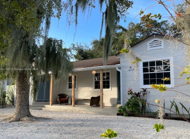 view of front of property featuring a patio area