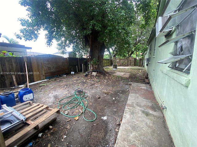 view of yard featuring a patio area