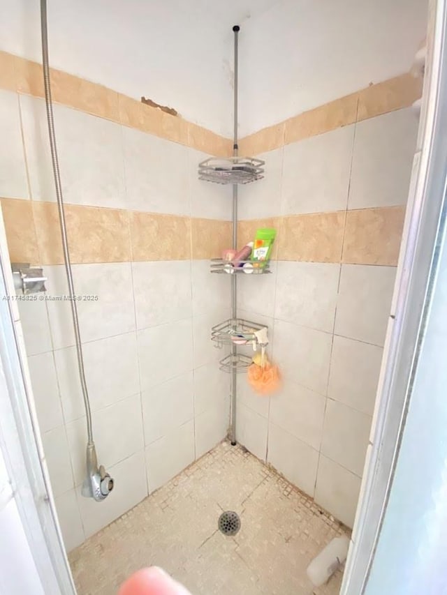 bathroom featuring a tile shower