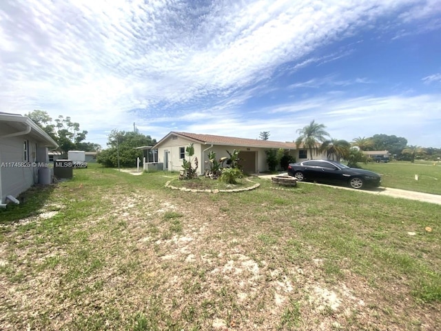 view of front of property featuring a front yard