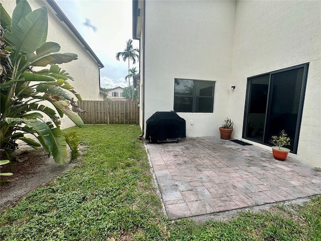 view of yard featuring a patio area