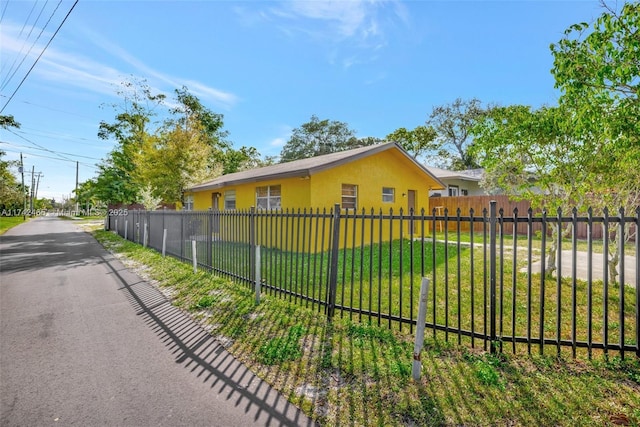 view of side of property featuring a lawn