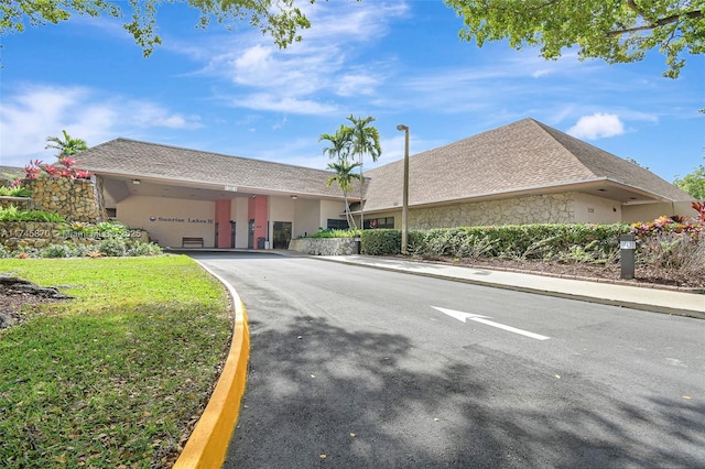 view of front of property featuring a front lawn