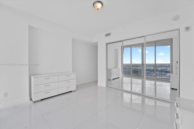 empty room featuring light tile patterned flooring