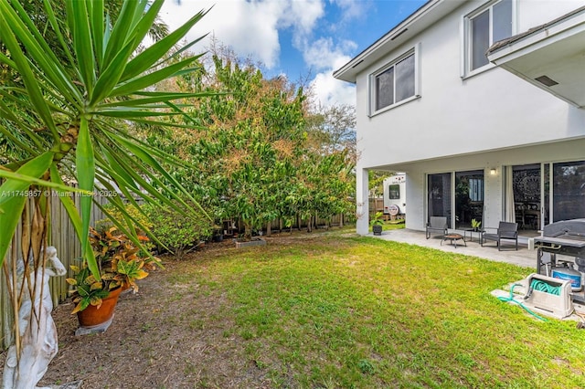 view of yard featuring a patio