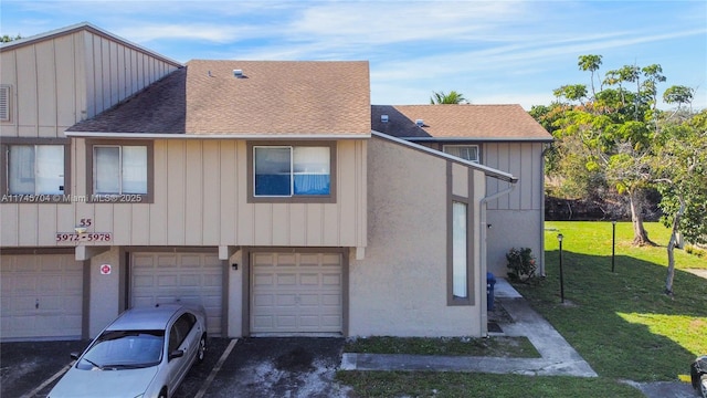 view of front facade with a garage and a front yard