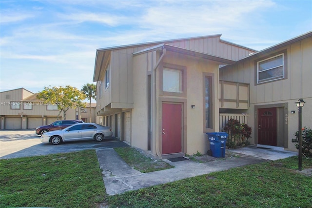 view of front facade with a front lawn