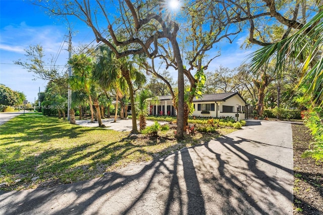 view of front of home with driveway and a front yard