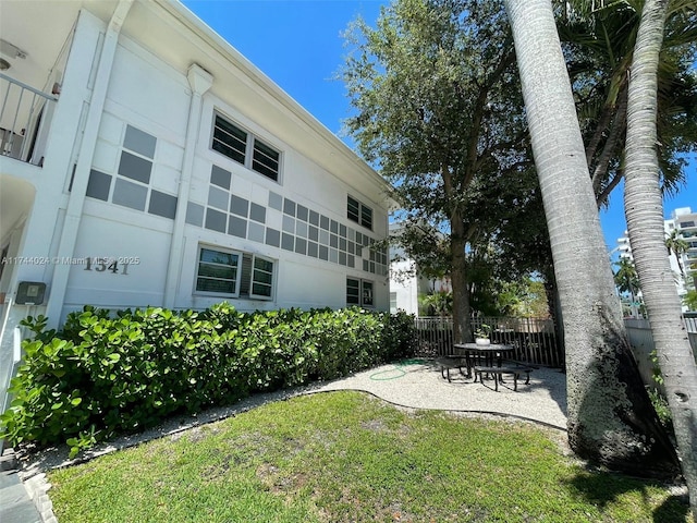 view of yard with a patio area