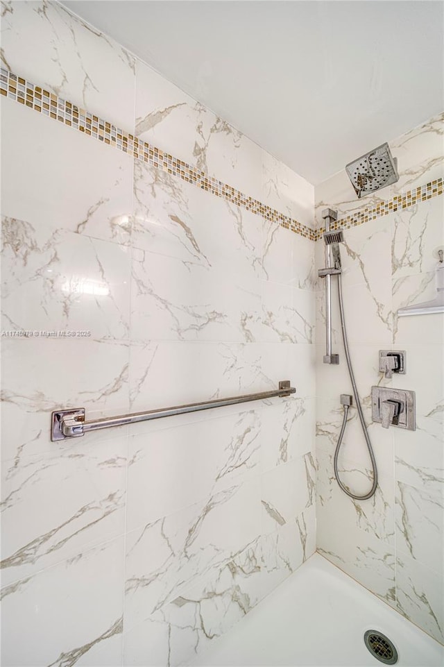 bathroom featuring tiled shower