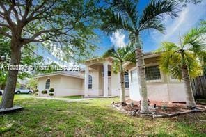 view of front of home featuring a front yard