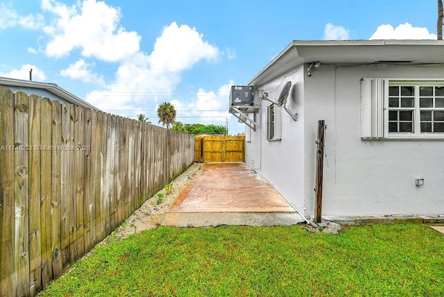 713 SW 6th Ave, Hallandale Beach, FL 33009 - view of side of home with a lawn