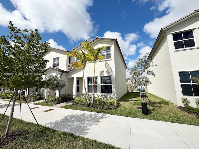 view of front of house featuring a front lawn