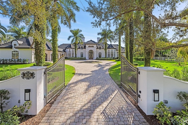 view of front of property featuring a front yard