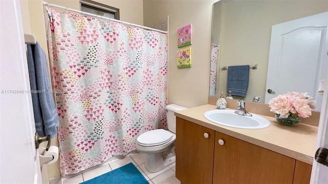 full bathroom featuring tile patterned floors, a shower with curtain, toilet, and vanity