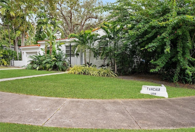 view of front of house with a front yard