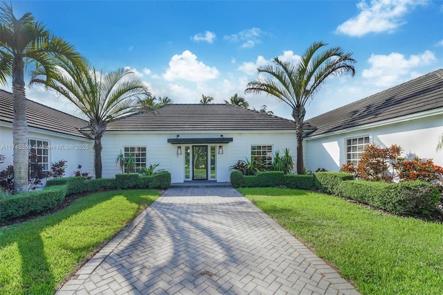 ranch-style home featuring a front lawn