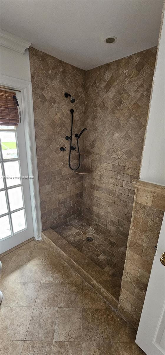 bathroom featuring tiled shower