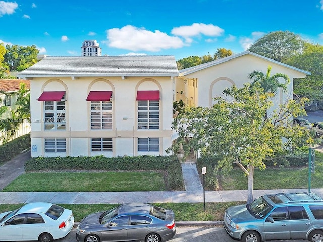 view of front of home featuring a front yard