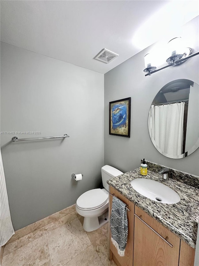 full bath with toilet, vanity, visible vents, and baseboards