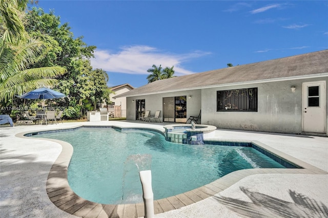 view of pool with an in ground hot tub and a patio area