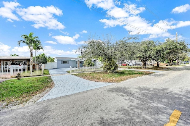 view of front of property featuring a fenced front yard