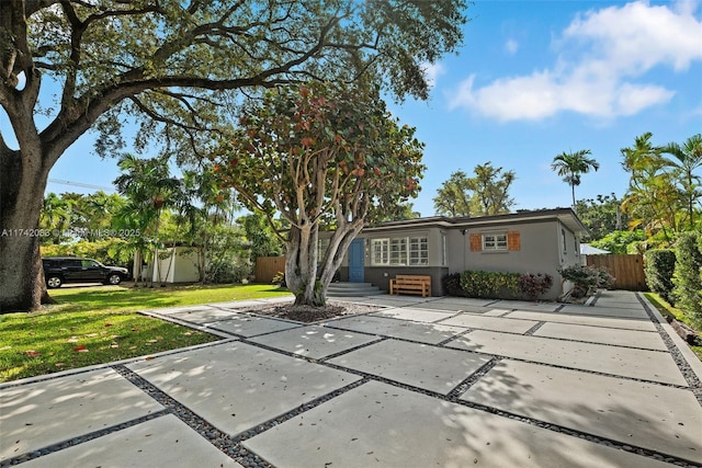 view of front of property featuring a front yard