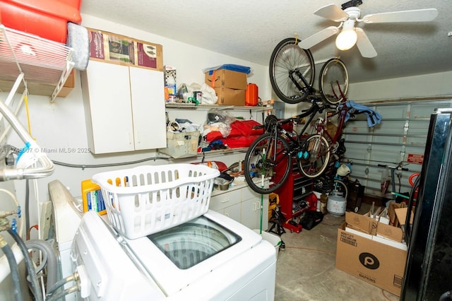 garage featuring independent washer and dryer and ceiling fan