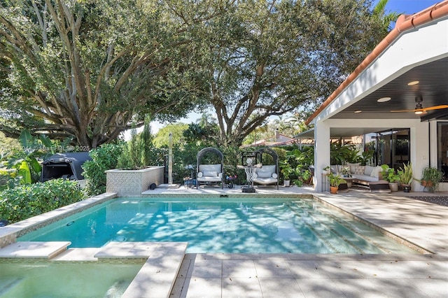 view of pool featuring a pool with connected hot tub, an outdoor hangout area, a ceiling fan, and a patio