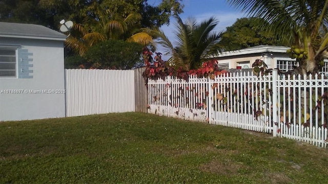 view of gate featuring a lawn