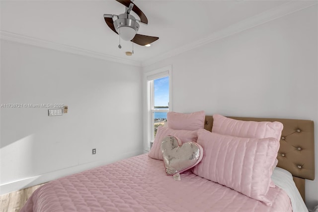 bedroom featuring crown molding and ceiling fan