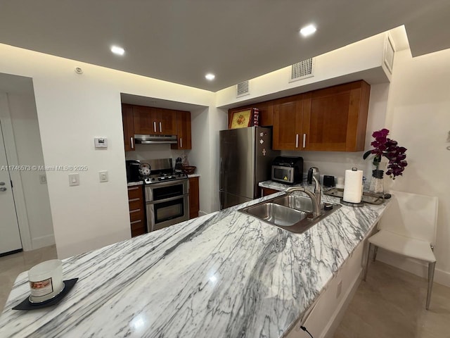 kitchen with sink, stainless steel appliances, kitchen peninsula, and a breakfast bar