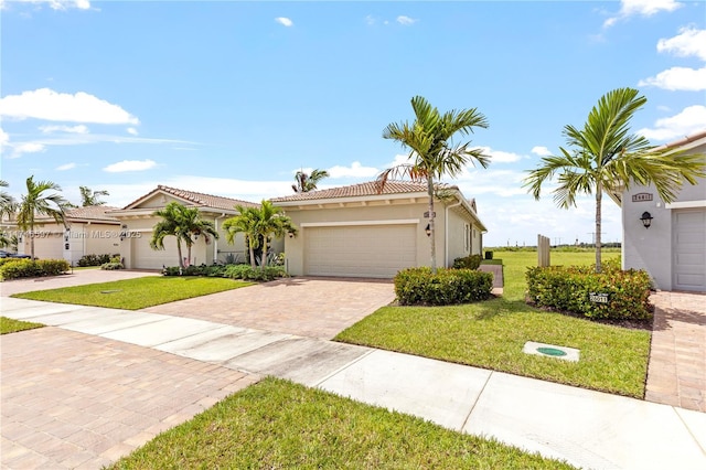 view of front facade featuring a garage and a front lawn