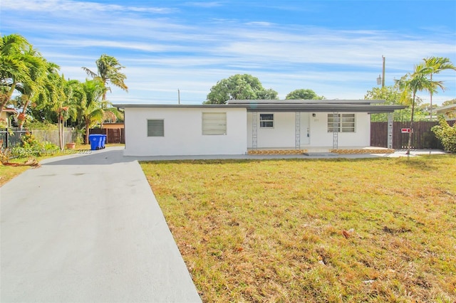 single story home with a front lawn