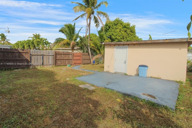 view of yard featuring a patio area