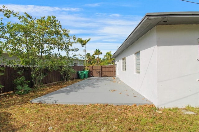 view of yard featuring a patio area