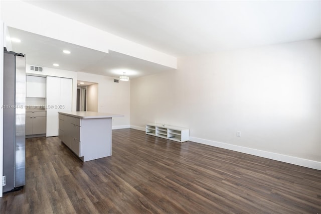 kitchen featuring dark hardwood / wood-style flooring, a barn door, and a kitchen island