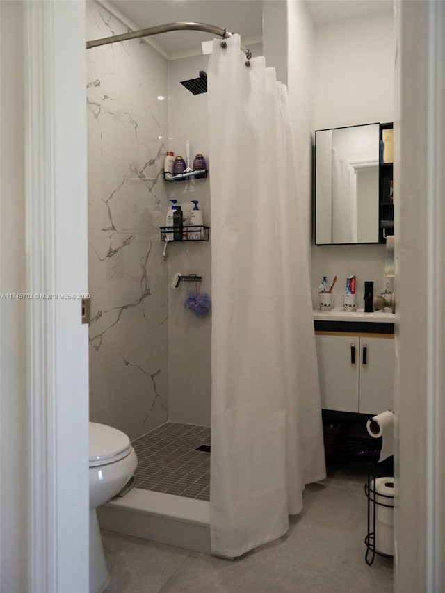 bathroom with curtained shower, vanity, and toilet