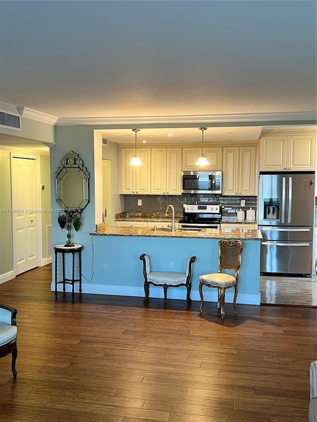 kitchen with visible vents, appliances with stainless steel finishes, dark wood-style flooring, a kitchen bar, and backsplash