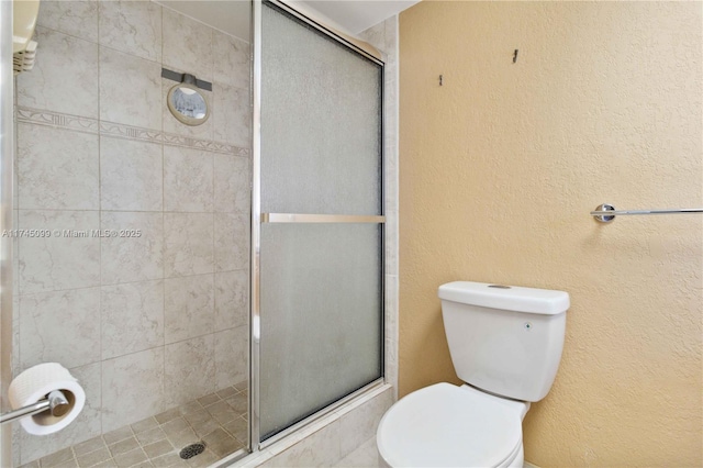 301 NE 14th Ave Unit 201, Hallandale Beach, FL 33009 - bathroom with a tile shower, toilet, and a textured wall