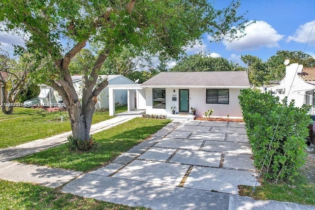 ranch-style house featuring a front lawn