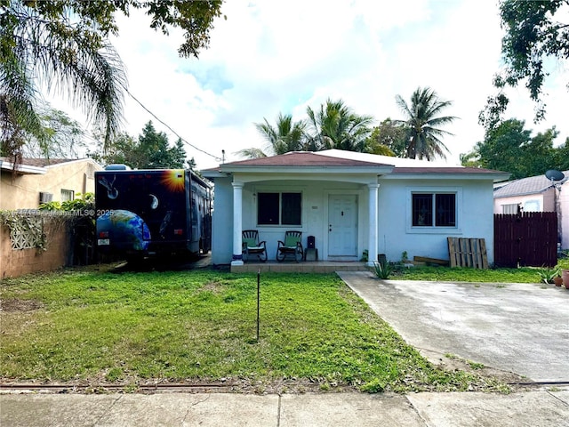 view of front of property featuring a front lawn and a porch