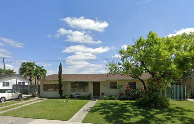 single story home featuring a front lawn