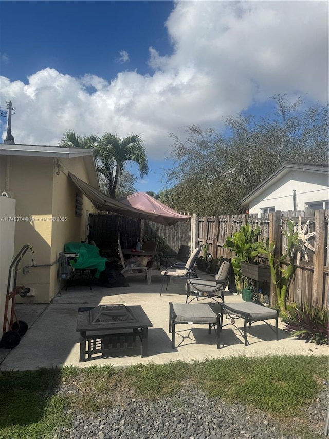 view of patio featuring a fire pit