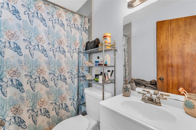 full bathroom featuring toilet, curtained shower, and vanity