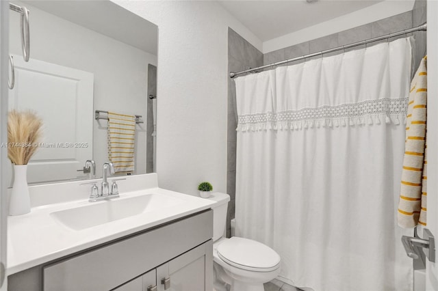 full bath with a shower with shower curtain, vanity, and toilet