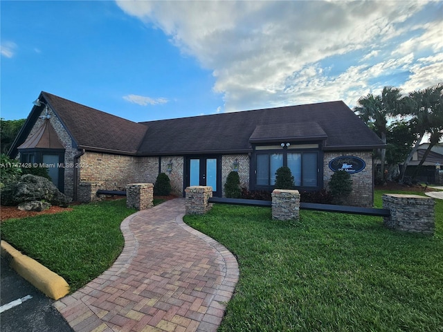 view of front of house featuring a front lawn