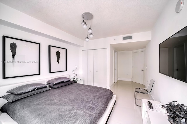 bedroom featuring a textured ceiling and a closet