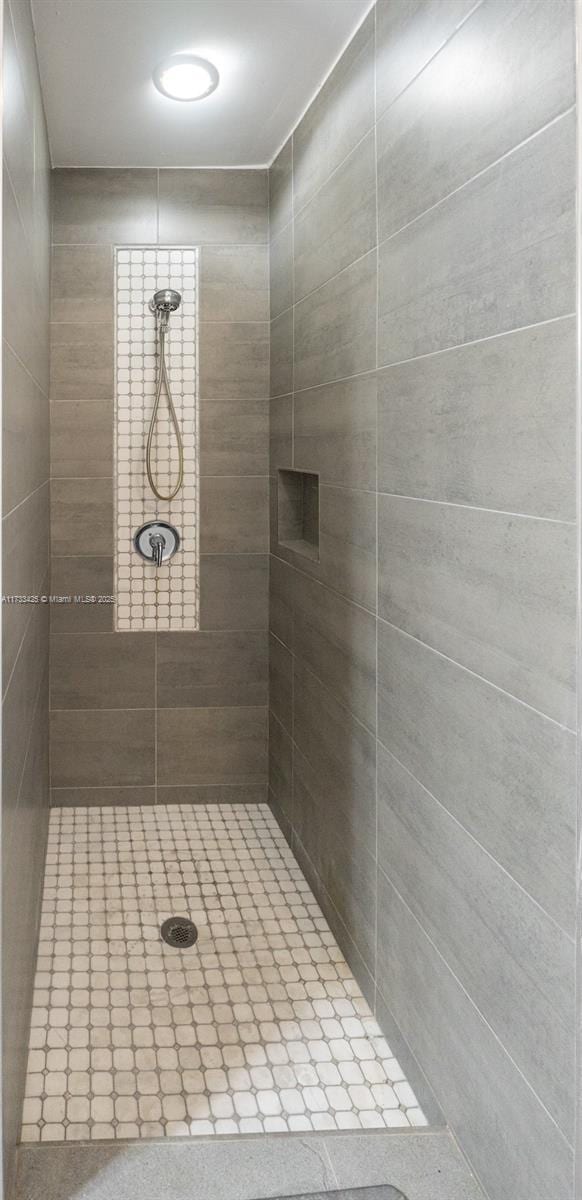 bathroom featuring tiled shower