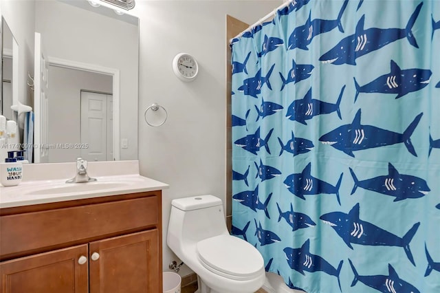 bathroom featuring a shower with shower curtain, vanity, and toilet